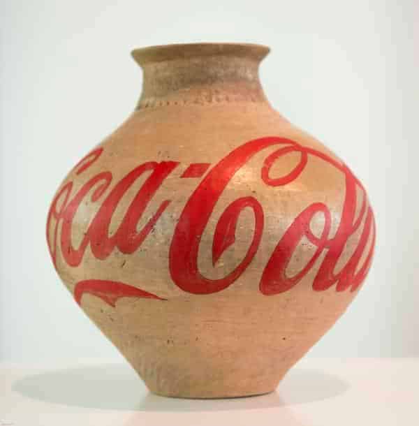 Ai Weiwei, Coca Cola Vase, 2017, Han-Dynastie (206 v. Chr. - 220 n. Chr.) und Farbe, 24x25x26 cm